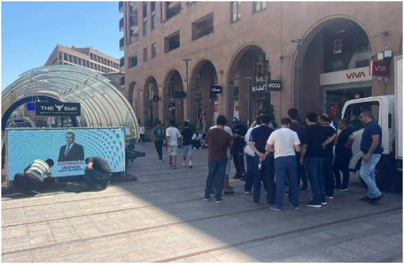 На Северном проспекте Еревана демонтируют большой экран с надписью «Свободу Самвелу Карапетяну»